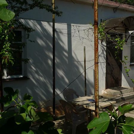 Old Town Guesthouse Sukhumi Exterior photo