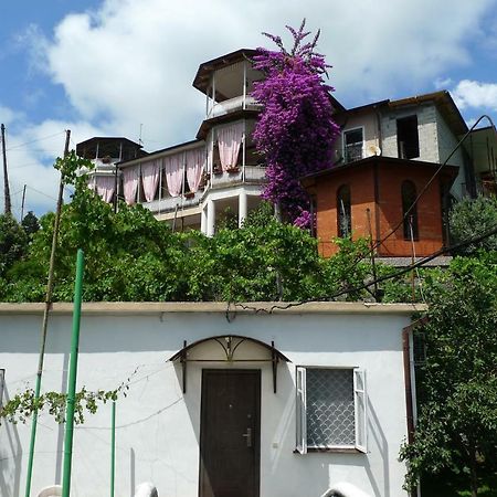 Old Town Guesthouse Sukhumi Exterior photo